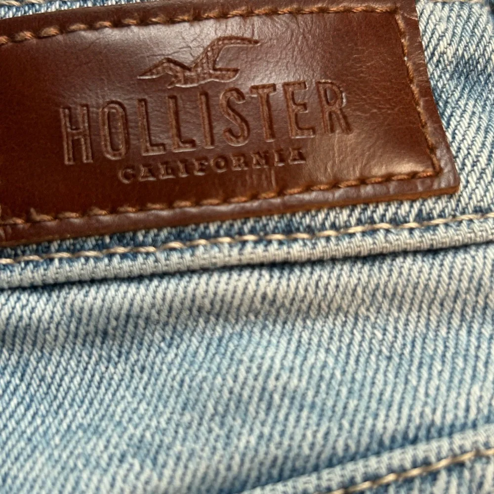 Hollister Ultra- High Rise Vintage Straight Leg Distressed Jeans‎ 25Wx26L